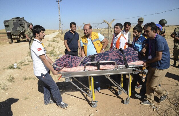 Gewonden worden afgevoerd naar het ziekenhuis van Suruc in de Turkse provincie Sanliurfa.