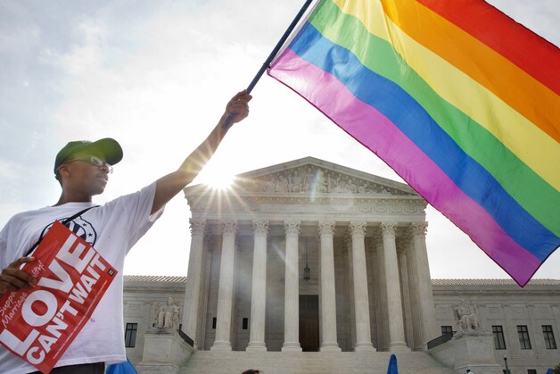 De regenboogvlag wappert bij het Amerikaanse Hooggerechtshof in Washington.