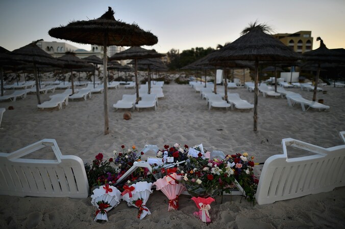 Bloemen voor de slachtoffers van de aanslag nabij Sousse in Tunesië.