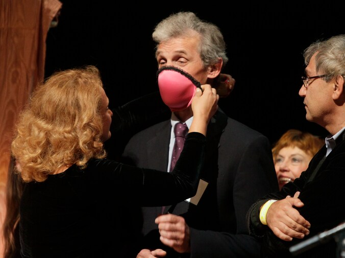 Deze beha die je kan omvormen tot gasmasker won in 2009 de Ig Nobelprijs.