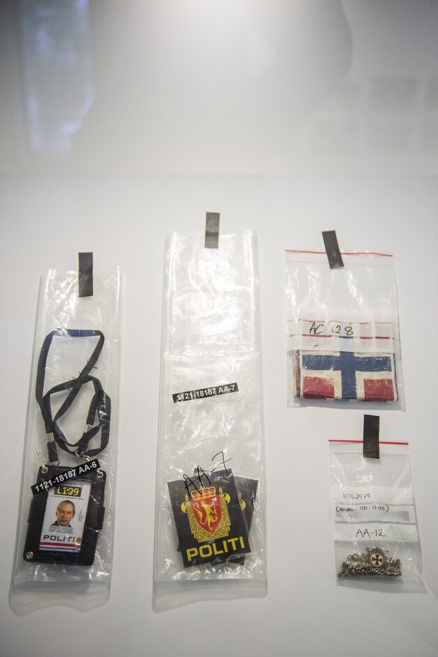 Ook de valse badges die Breivik die bewuste dag droeg, worden nu tentoongesteld.