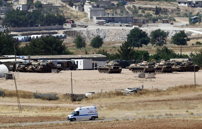 Turkse tanks nabij de grens met Syrië.