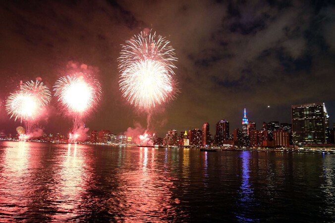 Vuurwerk ter ere van Independence Day boven Manhattan.