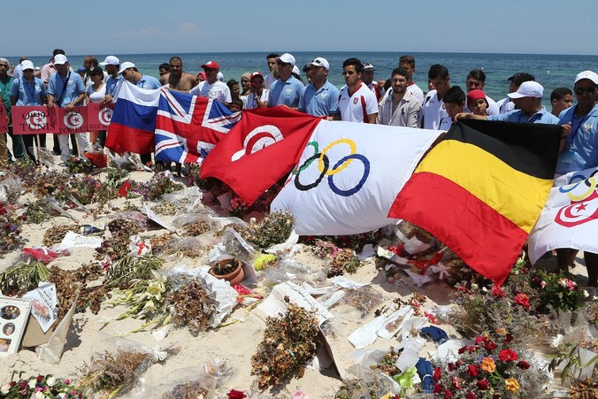 Een herdenkingsbijeenkomst voor de slachtoffers van de aanslag op het strand van Sousse.