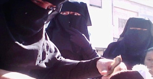 De verborgen camera filmt een groep vrouwen in de straten van Raqqa.