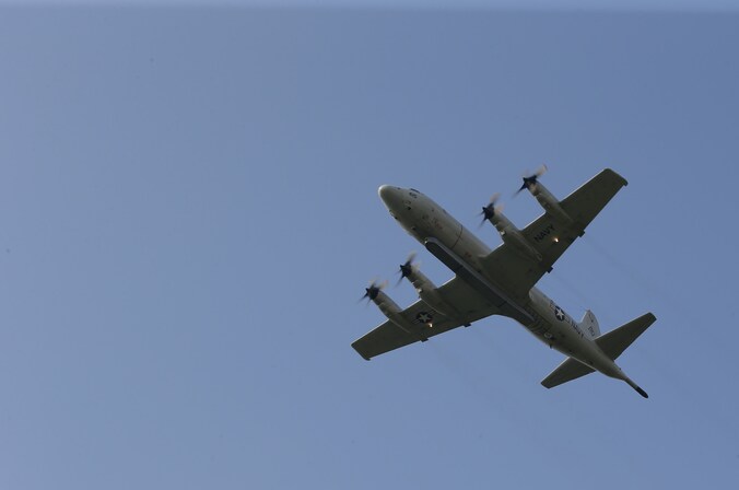 Een toestel van de Amerikaanse Navy stijgt op vanop de luchthaven van Incirlik, in de buurt van de Zuid-Turkse stad Adana.