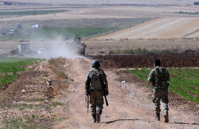 Patrouillerende Turkse soldaten nabij Kilis.