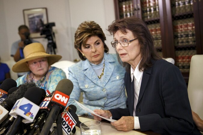 Linda Ridgeway Whitedeer (rechts) spreekt de pers toe samen met advocaat Gloria Allred (midden) en Colleen Hughes (links).