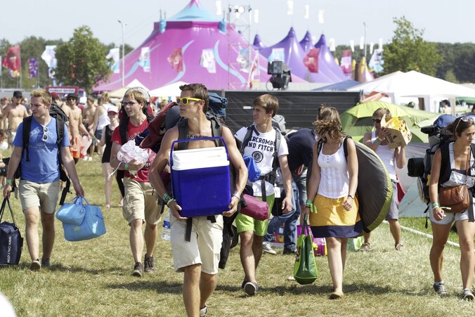 Festivalgangers komen toe op het campingterrein van Pukkelpop festival in Kiewit.