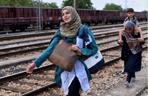 Migranten aan de Grieks-Macedonische grens op weg naar een beter bestaan in Europa.