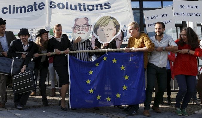 Klimaatactivisten voeren actie voor de Europese Raad in Brussel.