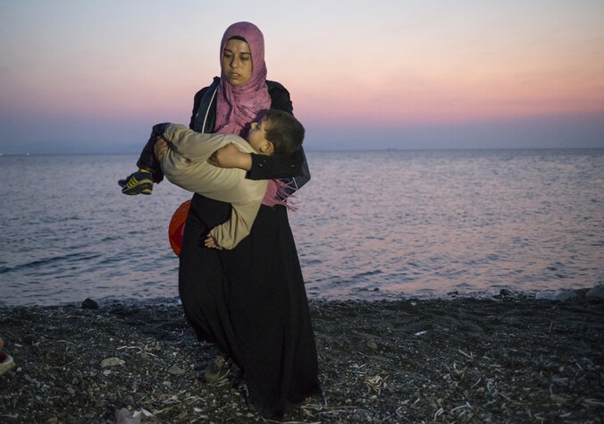 Een Syrische vluchtelinge met haar zoontje in Kos.