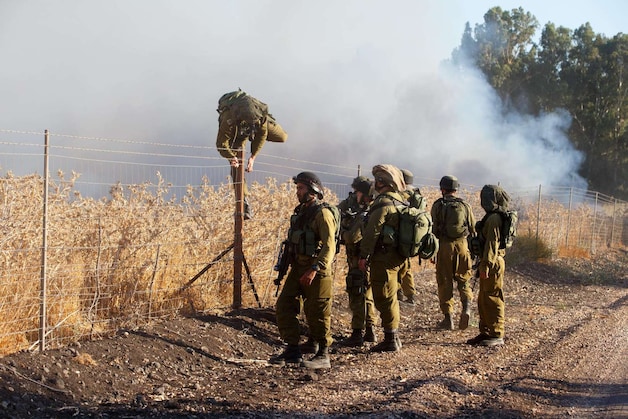 Israëlische soldaten inspecteren de plaats waar raketten vanuit Syrië neerkwamen.