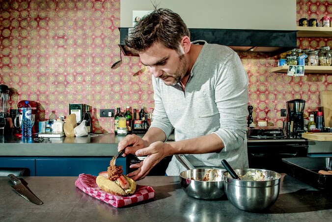 Op deze foto staat Jeroen nog in zijn oude keuken te werken. In het nieuwe seizoen krijgt hij een gloednieuw exemplaar.
