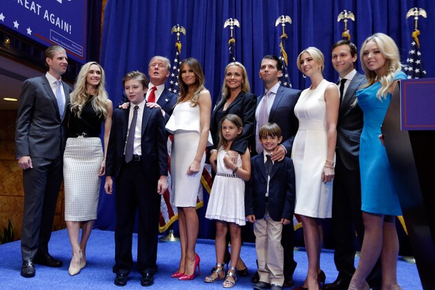 Donald Trump en familie tijdens de aankondiging van zijn Republikeinse kandidaatstelling. Dochter Tiffany staat uiterst rechts