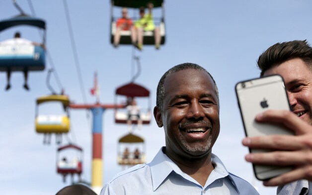 Kandidaat Ben Carson moet ook op de foto op de Iowa State Fare.
