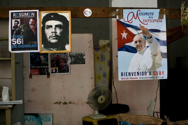 In een overheidswinkel in Cuba hangen een post van Che Gevuara en paus Franciscus naast elkaar