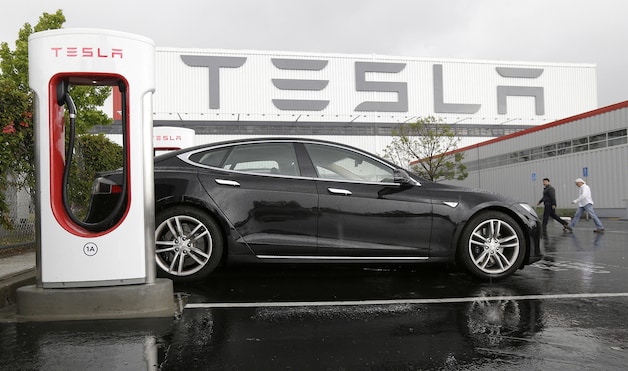 Een Tesla Model S aan een oplaadpunt van de Teslafabriek in Fremont, Californië.