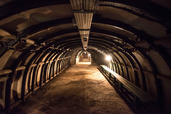 Een verlaten mijnschacht in de heuvels rond Walbrzych.