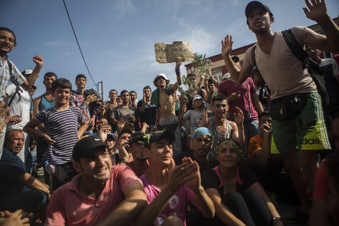 Vluchtelingen op Lesbos protesteren tegen de trage verwerking van hun registratie.