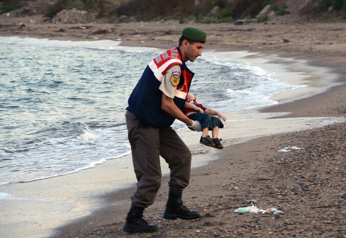 Deze foto waarop de Turkse agent Mehmet Ciplak het lichaam van de 3-jarige Aylan wegdraagt, werd op slag hét symbool van de vluchtelingencrisis.