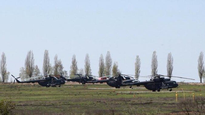 Russische gevechtshelikopters. De locatie is niet Syrië (daar zijn geen beelden van), maar Severny, aan de Russisch-Oekraïense grens.