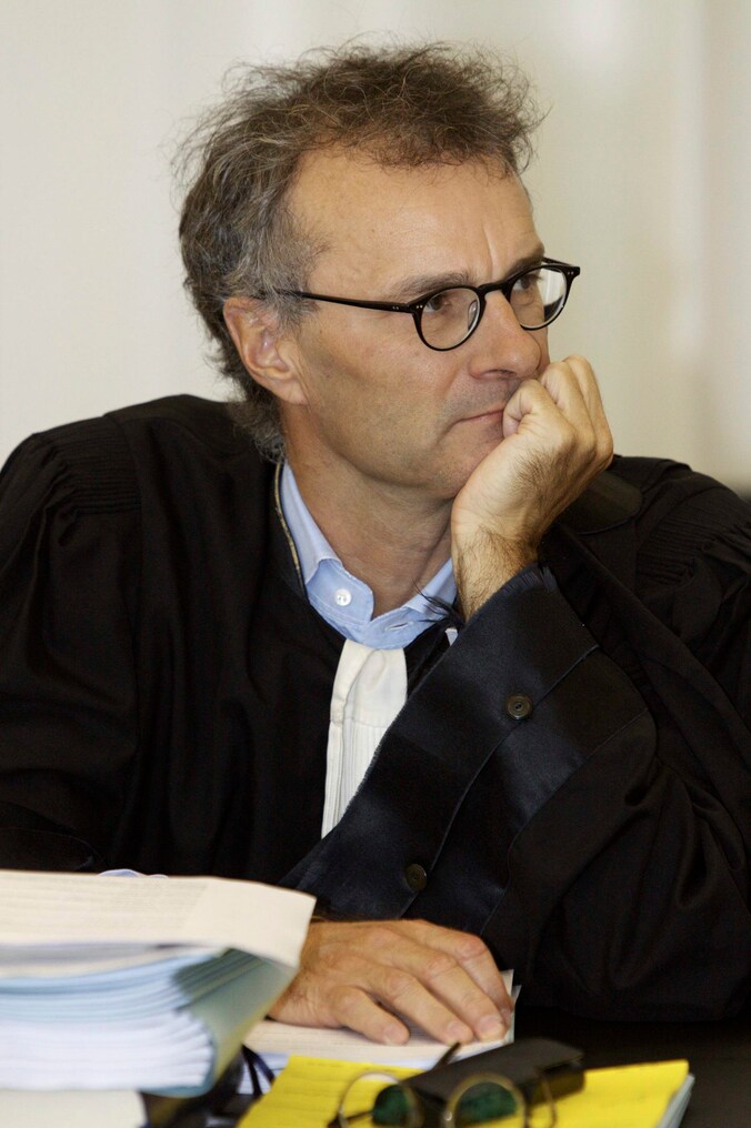 Hans Rieder verdedigt Pierre Serry.