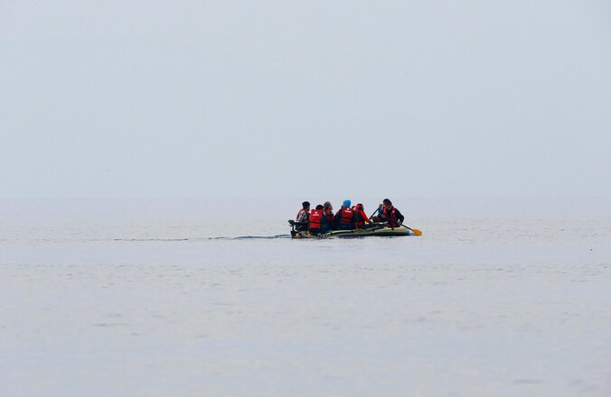 Vluchtelingen in een rubberbootje voor de kust van het Griekse eiland Kos.