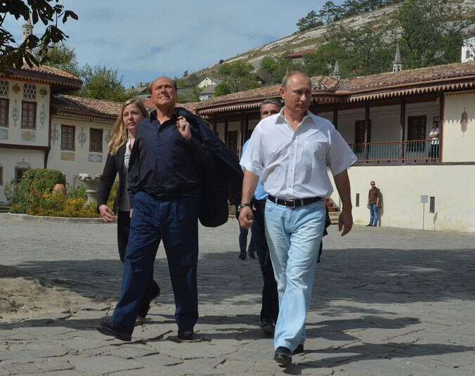 De Russische president Poetin en de Italiaanse oud-premier Berlusconi op de Krim.
