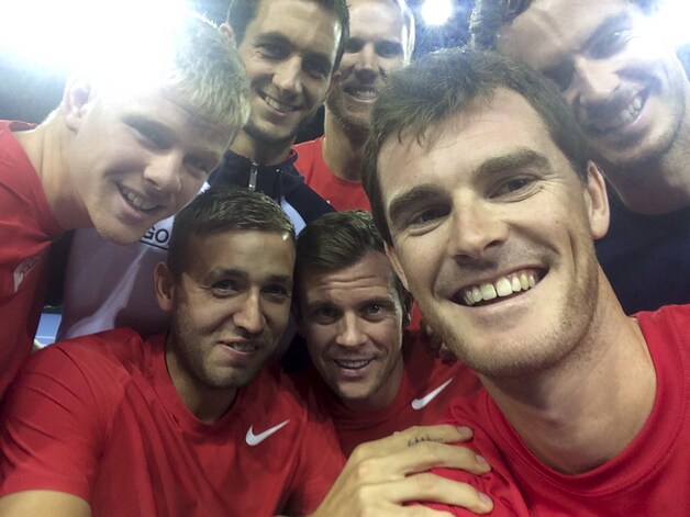 Het Britse Davis Cup-team neemt een selfie.