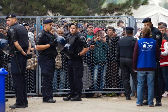 Migranten wachten voor een opvangcentrum in Kroatië, vlakbij de Servische grens.