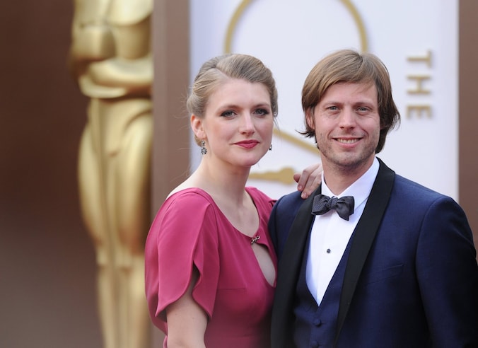 Felix van Groeningen en zijn vriendin en actrice Charlotte Vandermeersch op de rode loper van de 86ste editie van de Oscars.