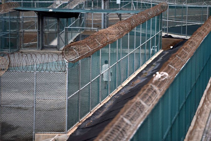 Een gedetineerde in de gevangenis van Guantánamo Bay.