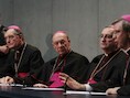 De Antwerpse bisschop Johan Bonny (rechts) vraagt om het dossier van priester Jef V.d.O. opnieuw te bekijken.