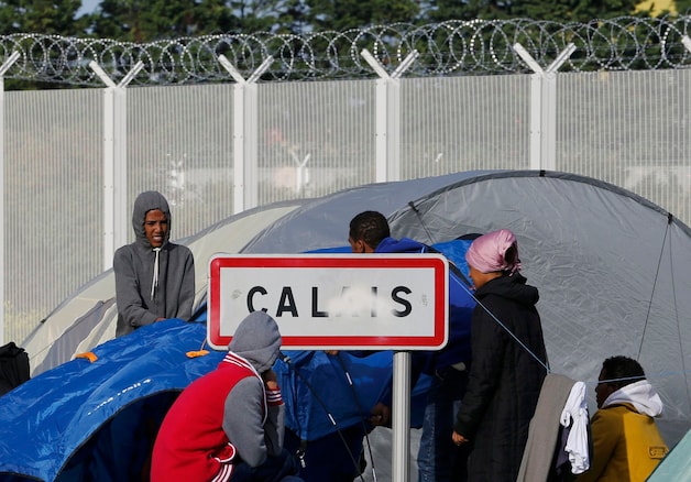 Vluchtelingen in een tentenkamp in Calais.