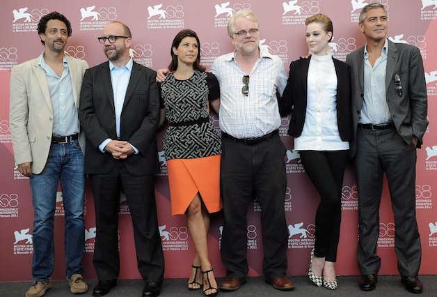 George Clooney met bijna iedereen van 'The Ides of March'. Ryan Gosling staat niet op deze foto.