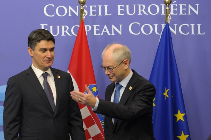 Herman Van Rompuy begroet de Kroatische premier Zoran Milanovic.