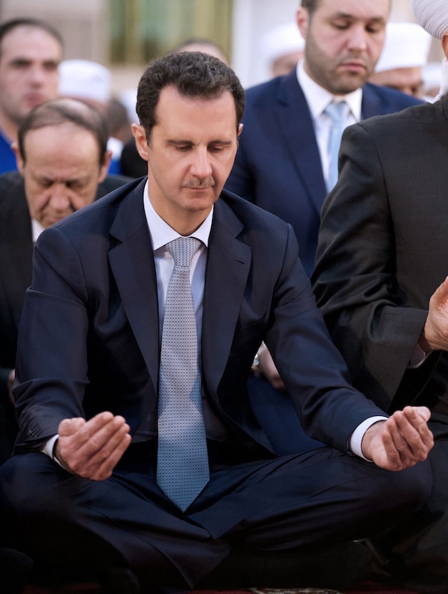 De Syrische president Assad, biddend in Damascus.