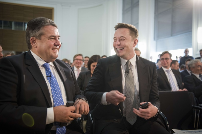 Elon Musk (rechts) naast de Duitse minister van Economie Sigmar Gabriel.