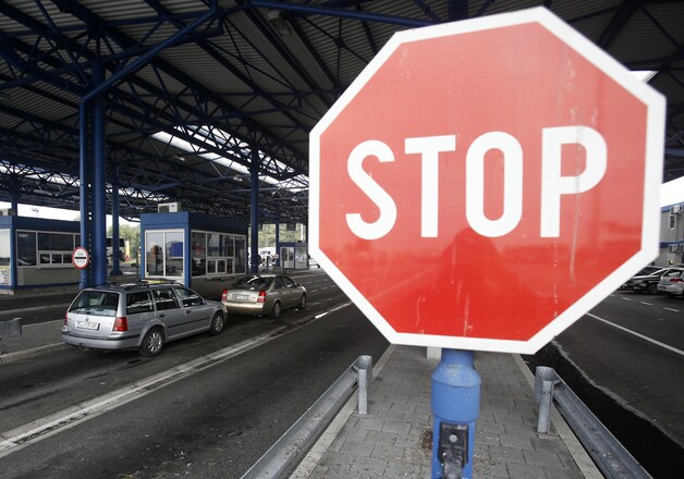 Personenwagens mogen de grens tussen Kroatië en Servië voorlopig nog wel oversteken.