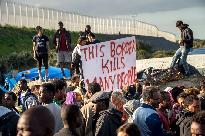 Actie in het vluchtelingenkamp in Calais na het overlijden van een minderjarige vluchteling vorige week.