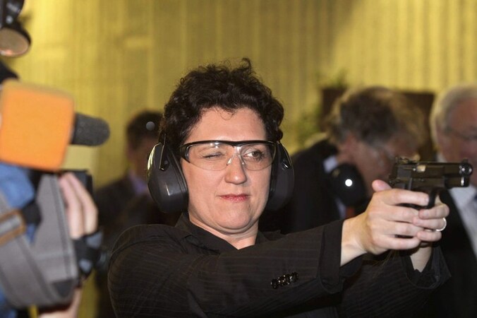 Annemie Turtelboom op de schietbaan in Gent.