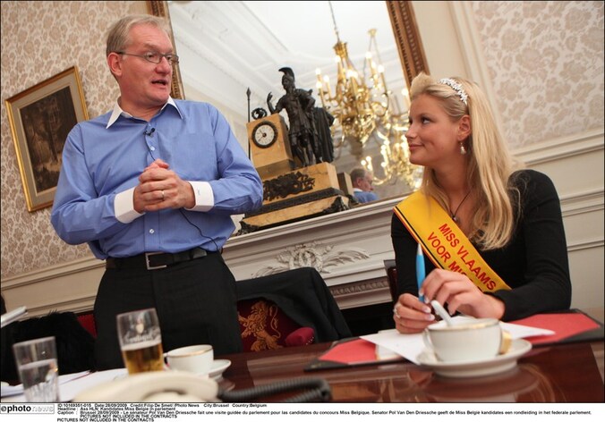 Pol Van Den Driessche leidde verschillende keren de kandidates voor Miss België rond in het parlement.
