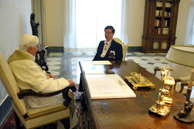 Benedictus XVI in gesprek met de nieuwe Belgische ambassadeur Charles Ghislain