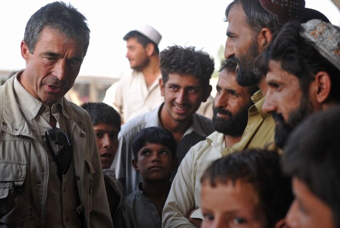 NAVO-secretaris-generaal Anders Fogh Rasmussen praat met Afghaanse mannen in Jalalabad.
