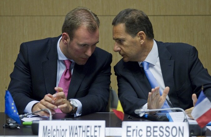 Melchior Wathelet in gesprek met de Franse minister van Migratie Eric Besson.