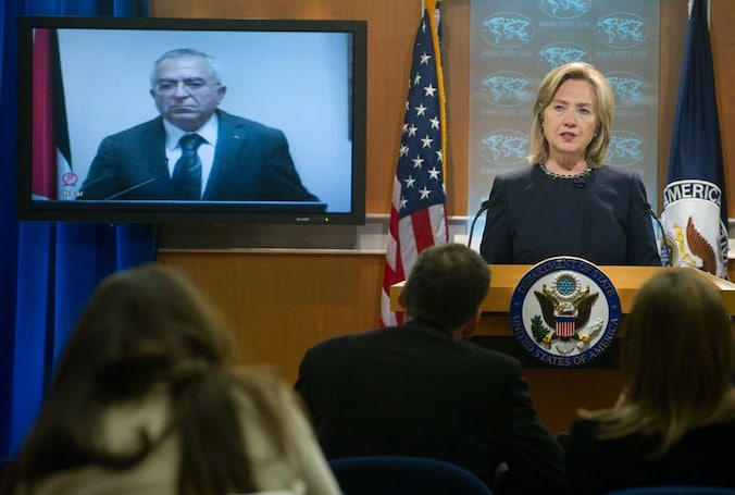 De Palestijnse premier Salam Fayyad volgt via satellietverbiding de persconferentie van Hillary Clinton op het Witte Huis.