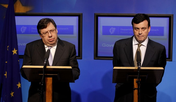 De Ierse premier Brian Cowen (links) naast financiënminister Brian Lenihan.