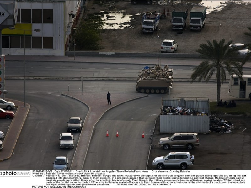 Het leger reed met tanks naar het centrale Parelplein in de hoofdstad Manamah.