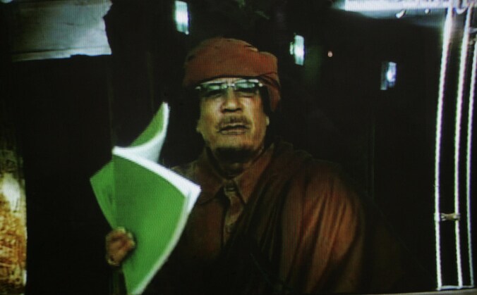De Libische leider Moamer Kadhafi tijdens zijn televisiespeech gisterenavond.